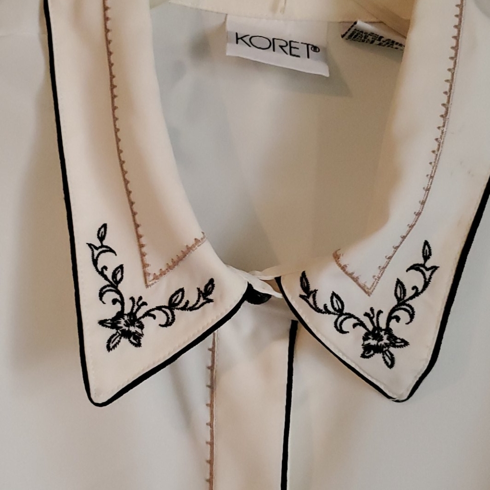 Blouse - Picture 2 of 3